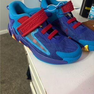 Boys nwot Nikes 2.5 y there running shoes